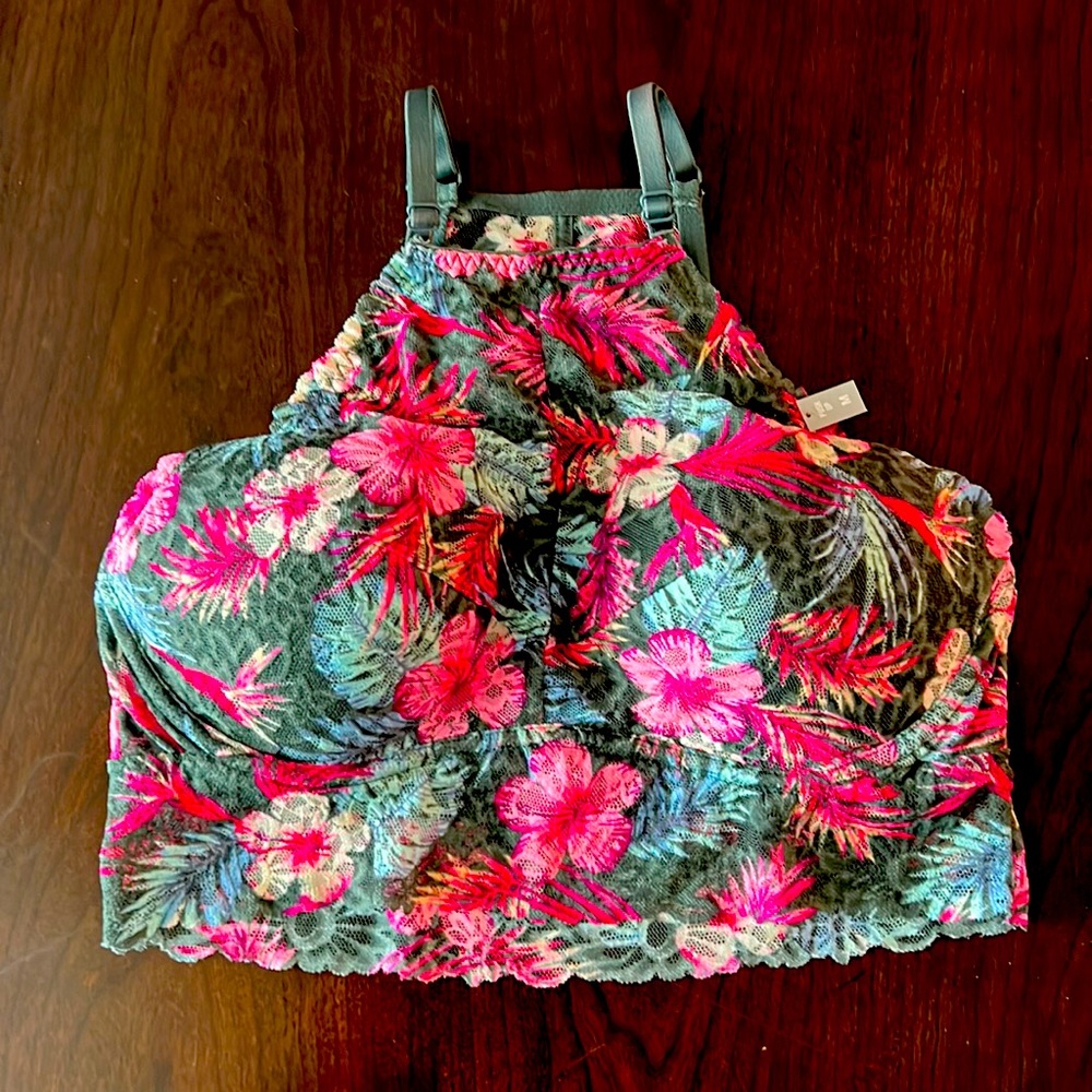 Brand new with tags. Victoria’s Secret Pink push up halter